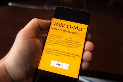 Die Wahlomat-App  auf dem Display eines Smartphones.