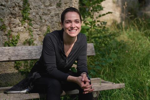 Verena Altenberger bei einer Wanderung