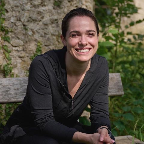 Verena Altenberger bei einer Wanderung