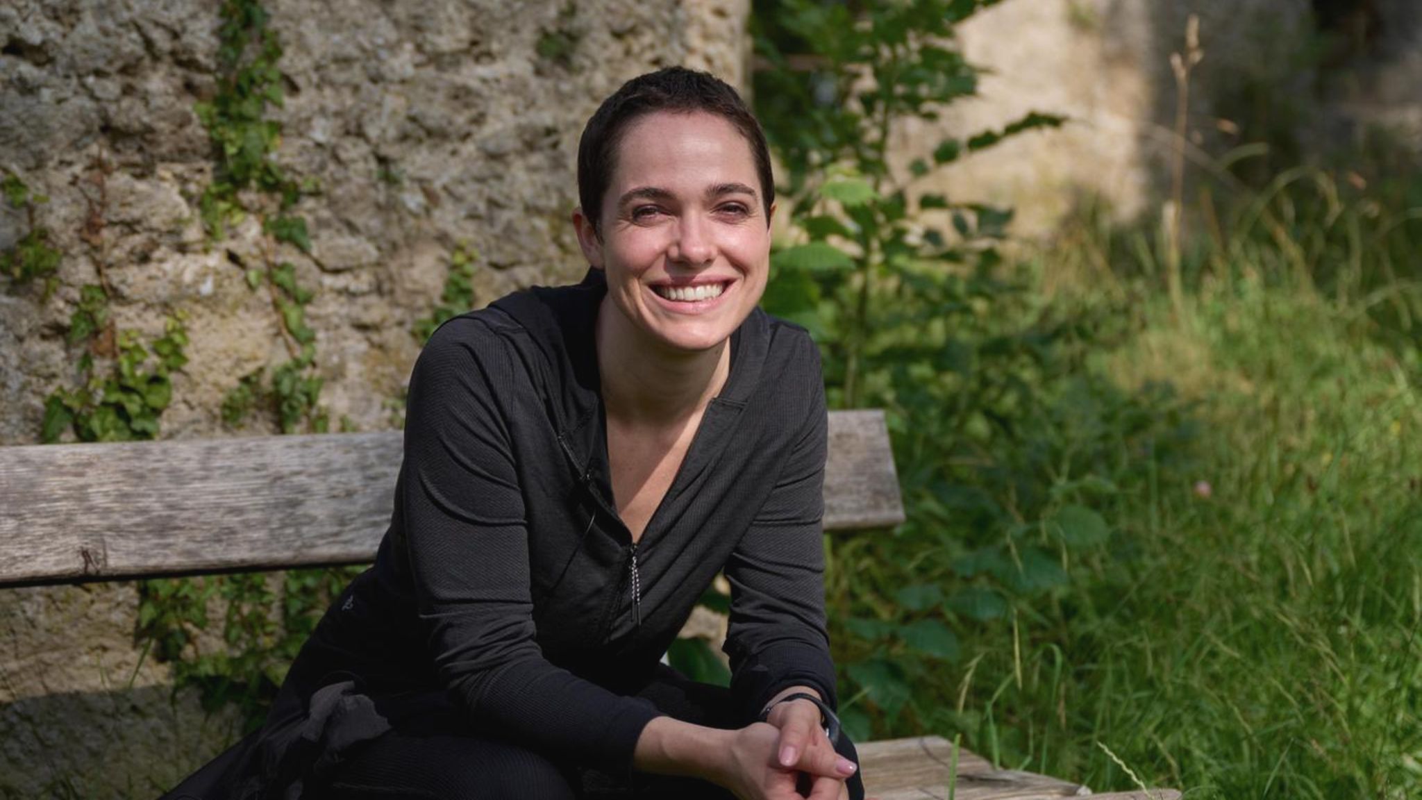 Verena Altenberger bei einer Wanderung