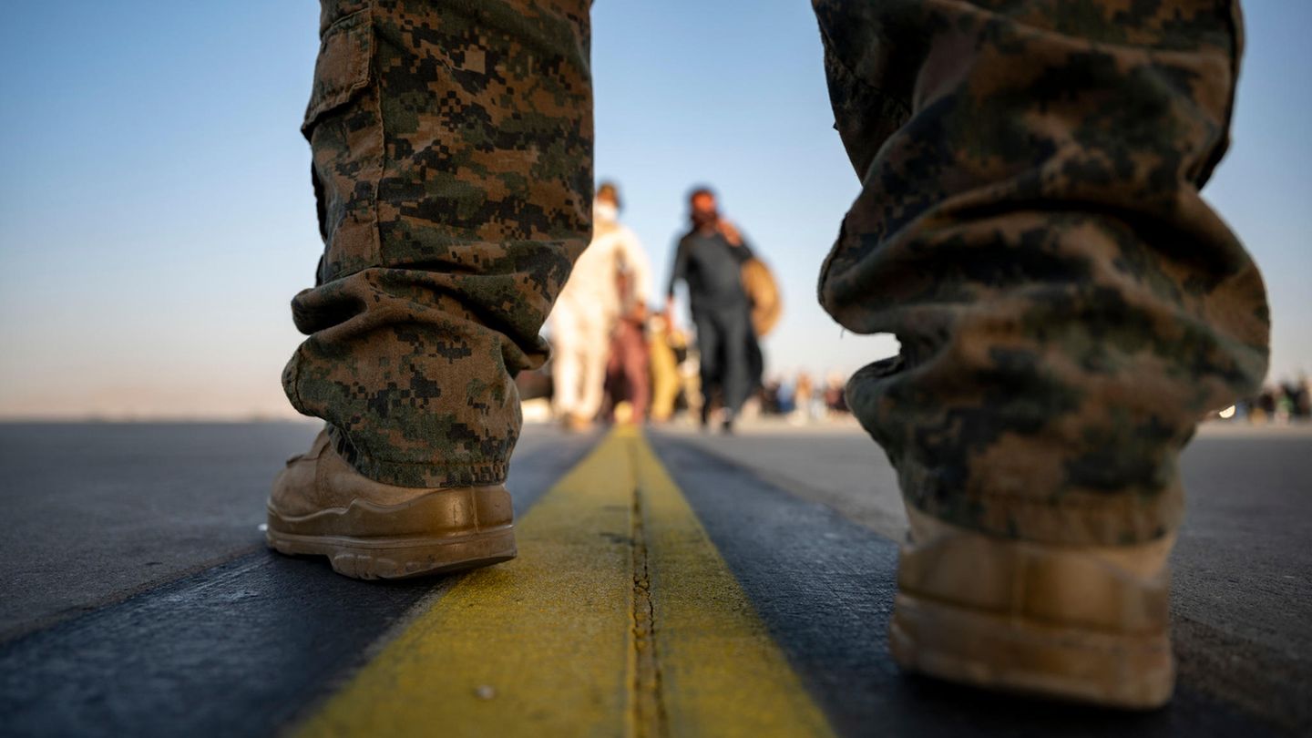 Ein US-Marine sorgt während einer Evakuierung am Flughafen von Kabul für Sicherheit
