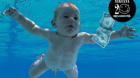 Albumcover von Nirvana "Nevermind": Spencer Elden als nacktes Baby mit Dollarscheinen im Pool