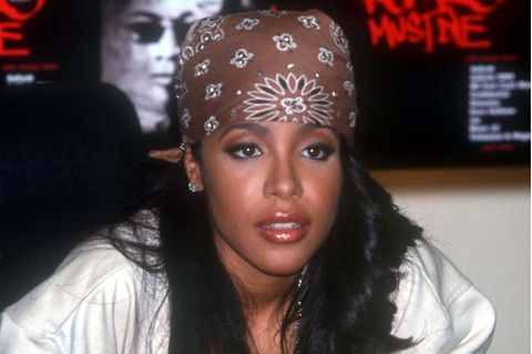 Sängerin Aaliyah signiert am 28.2.2000 im HMV Music Store in New York ihre neue CD "Romeo must die".