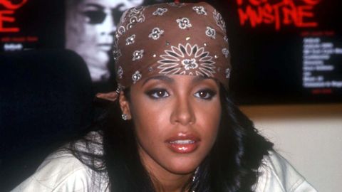 Sängerin Aaliyah signiert am 28.2.2000 im HMV Music Store in New York ihre neue CD "Romeo must die".
