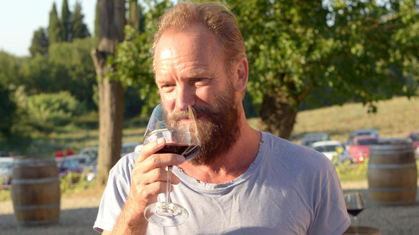 Musiker Sting auf seinem Weingut in der Toskana