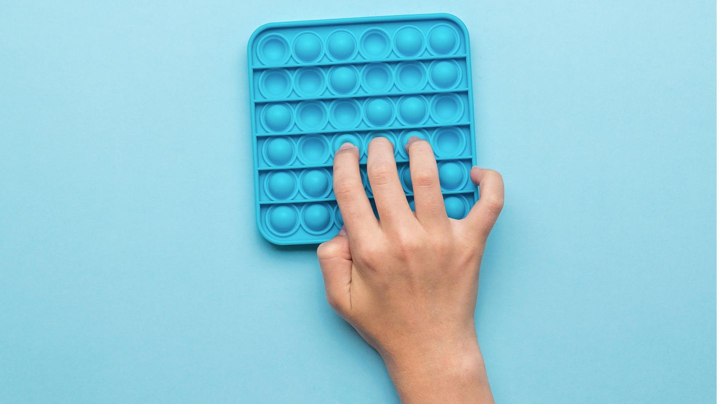 Kind spielt mit dem Pop It Fidget