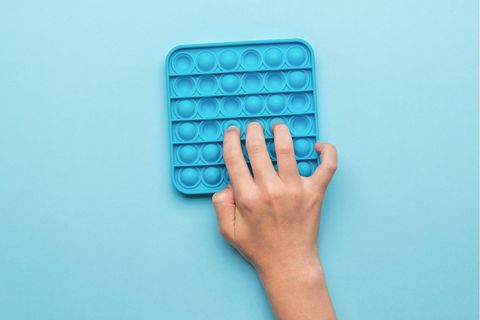 Kind spielt mit dem Pop It Fidget