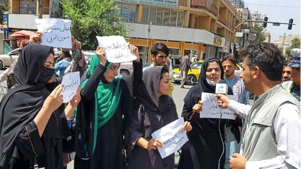 Frauen in Afghanistan – Ihr Kampf geht weiter Kurz nach der Machtübernahme in Kabul: Aktivistinnen demonstrieren vor dem Präsidentenpalast für Frauenrechte