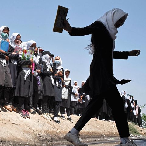 Auf dem Weg zur Prüfung: Schülerinnen in Kabul an einem Nachmittag Anfang August