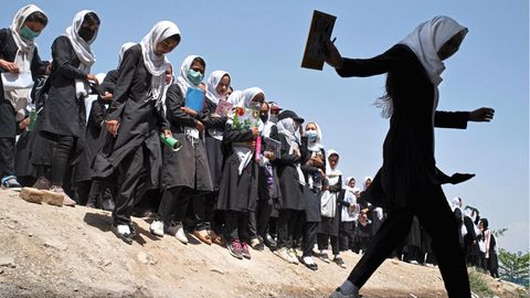 Auf dem Weg zur Prüfung: Schülerinnen in Kabul an einem Nachmittag Anfang August