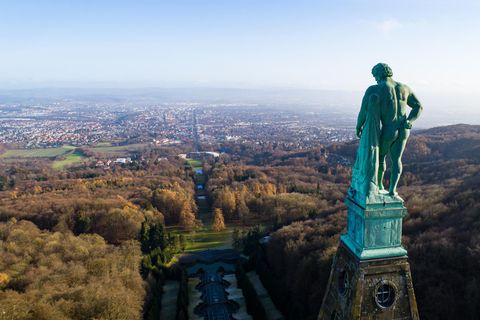 Der Herkules im UNESCO-Weltkulturerbe Bergpark Wilhelmshöhe vor dem Panorama der Stadt Kassel