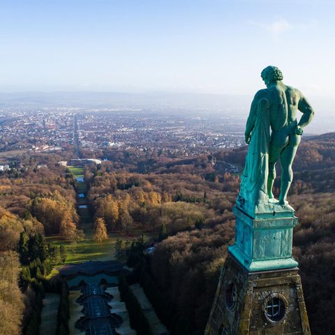 Der Herkules im UNESCO-Weltkulturerbe Bergpark Wilhelmshöhe vor dem Panorama der Stadt Kassel
