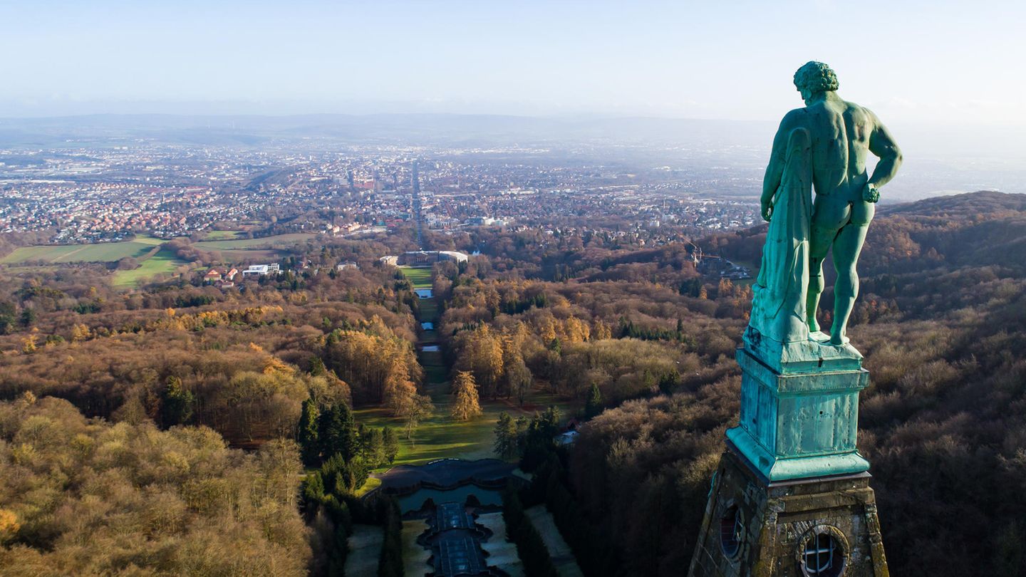 Der Herkules im UNESCO-Weltkulturerbe Bergpark Wilhelmshöhe vor dem Panorama der Stadt Kassel