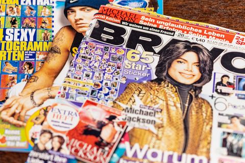 Ausgaben der Bravo mit Eminem und Michael Jackson liegen auf einem Tisch.