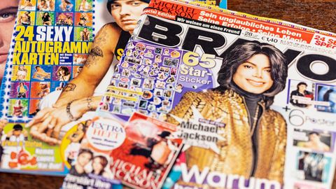 Ausgaben der Bravo mit Eminem und Michael Jackson liegen auf einem Tisch.