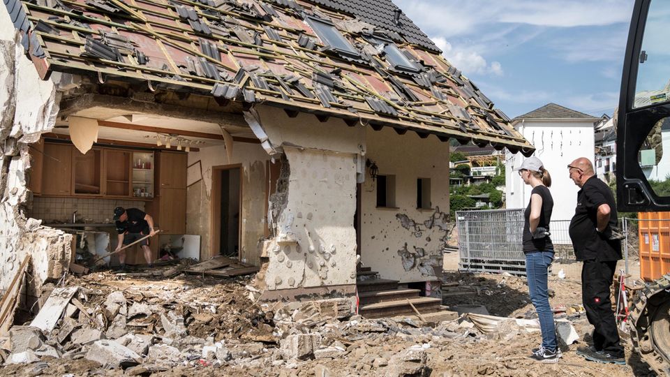 Stanislaw Szpala und seine Tochter nehmen Abschied vom Haus der Familie in Schuld