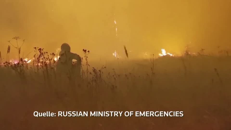 Video: Russische Feuerwehrleute in Lebensgefahr Video: Russische Feuerwehrleute in Lebensgefahr