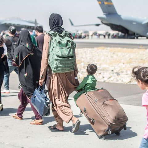 Flug der Hoffnung: Afghanische Frauen und Kinder kurz vor dem Boarding am Flughafen in Kabul