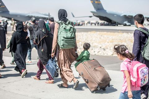 Flug der Hoffnung: Afghanische Frauen und Kinder kurz vor dem Boarding am Flughafen in Kabul
