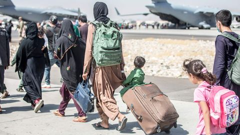 Flug der Hoffnung: Afghanische Frauen und Kinder kurz vor dem Boarding am Flughafen in Kabul
