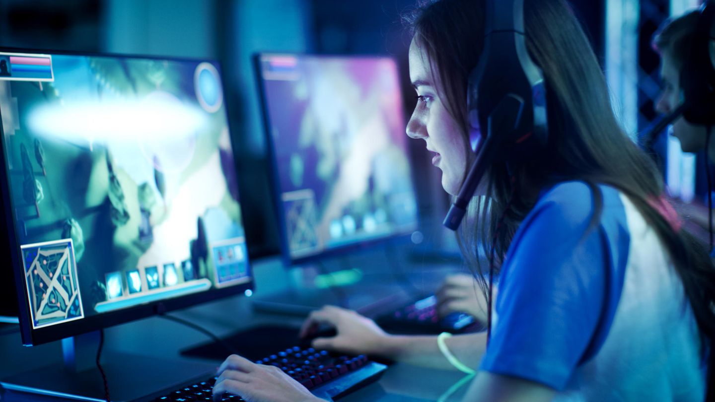 Eine Frau sitzt vorm 240 Hz Monitor und zockt.