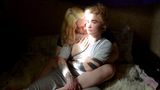 Den ersten Platz beim World Press Photo Wettbewerb in der Kategorie Porträt sicherte sich Oleg Ponomarev aus St. Petersburg. Das Foto zeigt Ignat, ein Transgender-Mann, mit seiner Freundin Maria. Ignat wurde während seiner gesamten Schulzeit gemobbt, gedemütigt und beleidigt. Viele LGBTQ+-Menschen in Russland halten sich aufgrund der Stigmatisierung von anderen Sexualitäten als Heterosexualität mit ihrer Identität zurück.