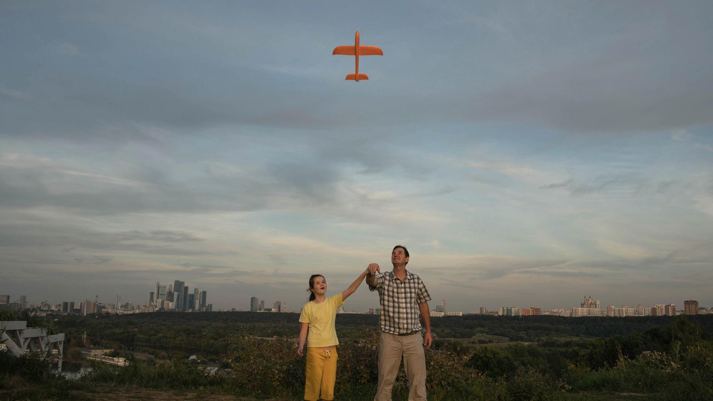 Platz 3 in der Kategorie Porträts geht an Tatiana Nikitina. Sie hat die autistische Ksenia, 10, fotografiert, die mit ihrem Vater ein Spielzeugflugzeug startet.