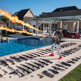 In der Kategorie Porträt Stories gewinnt der italienische Fotograf Gabriele Galimberti mit seiner Reihe über Waffennarren und -närrinen in den USA. Das Foto zeigt Torrell Jasper, 35, der mit seinen Schusswaffen im Hinterhof seines Hauses in Schriever, Louisiana posiert. Als ehemaliger US-Marine hat er als Kind von seinem Vater das Schießen gelernt.