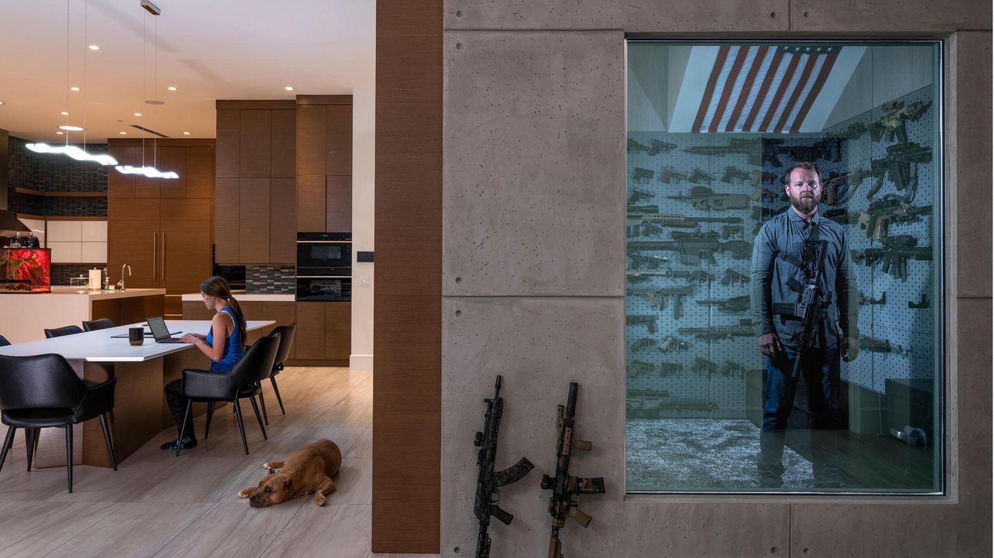 Porträt Stories, Platz 1 Dieses Foto von Galimberti zeigt Robert Baldwin Jr. in seinem geheimen Waffenraum in seinem Haus in Las Vegas, Nevada. Am Tisch sitzt seine Freundin Tori. Robert erhielt seine erste Waffe – ein Kaliber .22 – als Geschenk von seinem Vater, als er sechs Jahre alt war.
