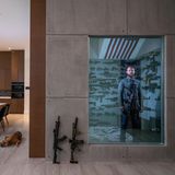 Dieses Foto von Galimberti zeigt Robert Baldwin Jr. in seinem geheimen Waffenraum in seinem Haus in Las Vegas, Nevada. Am Tisch sitzt seine Freundin Tori. Robert erhielt seine erste Waffe – ein Kaliber .22 – als Geschenk von seinem Vater, als er sechs Jahre alt war.