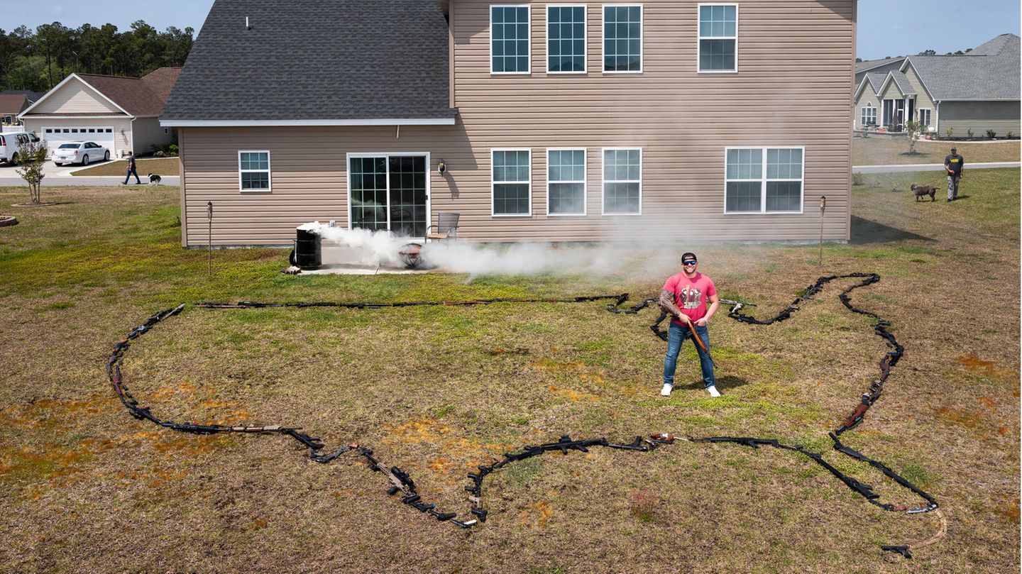 Porträt Stories, Platz 1 Ein weiteres Foto aus der Serie von Gabriele Galimberti: Will Renke, 35, steht mit den meisten seiner Schusswaffen in Form der USA im Hinterhof seines Hauses in South Carolina. Will feuerte seine erste Waffe ab – eine Fox Savage .410 Schrotflinte, die er heute sorgfältig aufbewahrt –, als er 10 Jahre alt war, und kauft jetzt alle zwei Wochen eine neue Waffe.