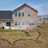 Ein weiteres Foto aus der Serie von Gabriele Galimberti: Will Renke, 35, steht mit den meisten seiner Schusswaffen in Form der USA im Hinterhof seines Hauses in South Carolina. Will feuerte seine erste Waffe ab – eine Fox Savage .410 Schrotflinte, die er heute sorgfältig aufbewahrt –, als er 10 Jahre alt war, und kauft jetzt alle zwei Wochen eine neue Waffe.