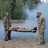 Militaristische Organisationen für Kinder wie Militärschulen, Wochenendclubs und Sommerlager sind in Polen beliebt. Seit den 1920er Jahren gibt es in Polen militärische Sommerlager für Jugendliche. Die jungen Teilnehmer werden in Bootcamps geschickt, körperlich und geistig gefordert und – oft auf ehemaligen Truppenübungsplätzen – in Fertigkeiten wie Taktik, Überleben, Selbstverteidigung und Topografie unterrichtet. Die polnische Fotografin Natalia Kepesz hat ein solches Camp besucht. Auf diesem Foto nehmen Piotr, Jurek und Tomek an einer Übung in einem Sommer-Militärlager in Mrzeżyno teil.