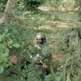 In den Camps wird den Kindern auch das Schießen beigebracht, mit Luftgewehren und manchmal nachgebauten Waffen wie Maschinengewehren und Granatwerfern. Die Camps werden als Gelegenheiten für Abenteuer und Erholung sowie als charakterbildende und anregende Teamarbeit beworben. Auf diesem Foto übt sich Wojtek in Tarnung.