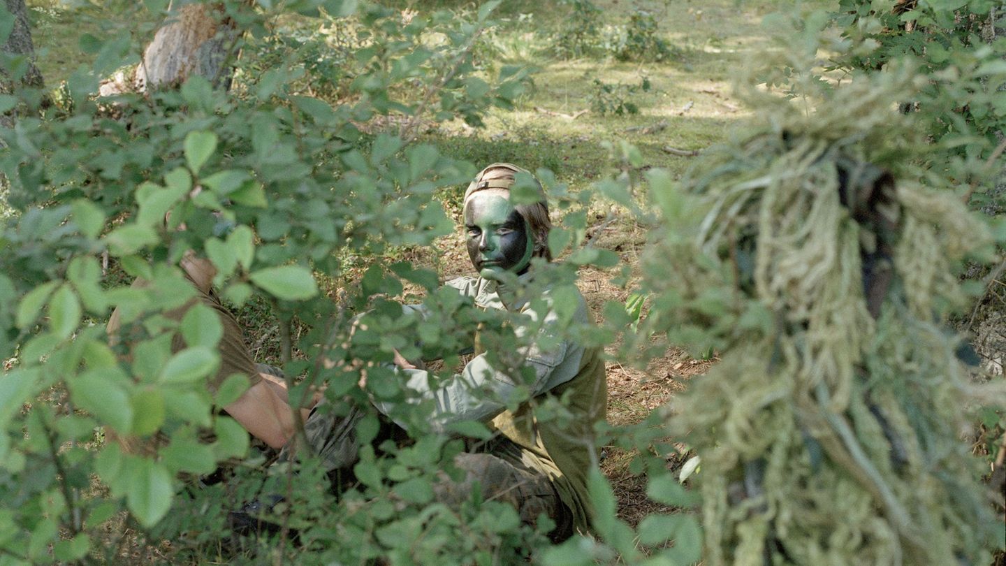 Porträt Stories, Platz 3 In den Camps wird den Kindern auch das Schießen beigebracht, mit Luftgewehren und manchmal nachgebauten Waffen wie Maschinengewehren und Granatwerfern. Die Camps werden als Gelegenheiten für Abenteuer und Erholung sowie als charakterbildende und anregende Teamarbeit beworben. Auf diesem Foto übt sich Wojtek in Tarnung.