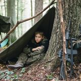 Auf der anderen Seite wird kritisiert, dass die Popularität der Lager auf den Aufstieg des Nationalismus in Polen zurückzuführen ist, insbesondere seit der Machtübernahme der rechtspopulistischen Partei Recht und Gerechtigkeit (PiS). Patriotismus und Nationalismus spielen eine bedeutende Rolle in der schulischen Bildung. Auf diesem Foto von Kepesz ruht sich Robert in seiner neu gebauten Unterkunft aus.