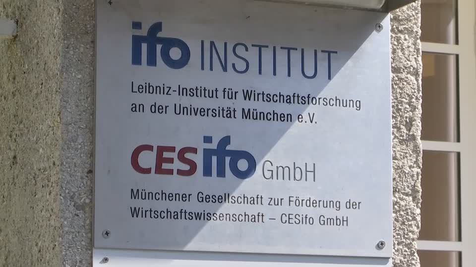 Video: Materialmangel und Corona belasten Firmen - Ifo-Index fällt Video: Materialmangel und Corona belasten Firmen - Ifo-Index fällt