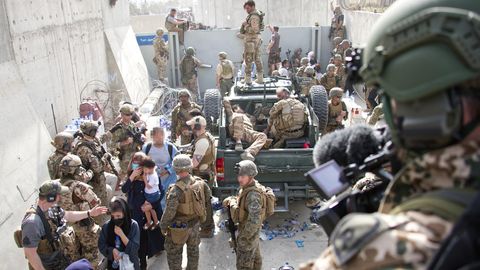 Soldaten sind am Flughafen Kabul im Einsatz