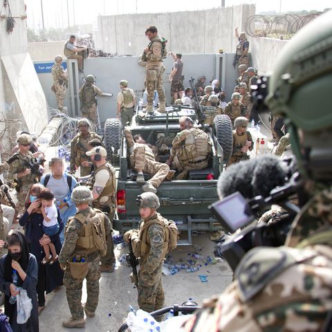 Soldaten sind am Flughafen Kabul im Einsatz