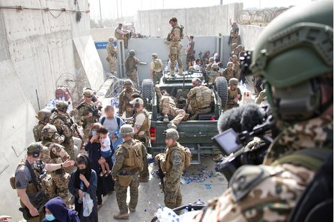 Soldaten sind am Flughafen Kabul im Einsatz