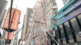 New York, USA. Ein Riesenrad dreht sich auf dem Times Square mitten in New York,. Die US-Metropole verlost jeden Tag 100 Freifahrten an Geimpfte, um einen Anreiz für einen Corona-Impfung zu bieten.