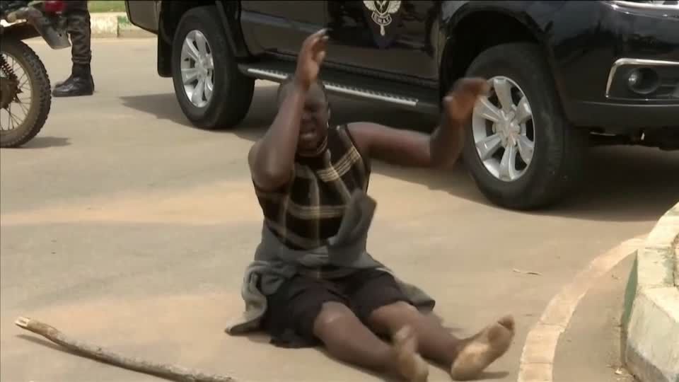 Video: Nigeria: Bewaffnete töten Dorfbewohner