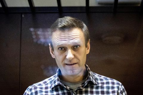 Alexej Nawalny, Oppositionsführer aus Russland, steht hinter einer Scheibe im Moskauer Bezirksgericht