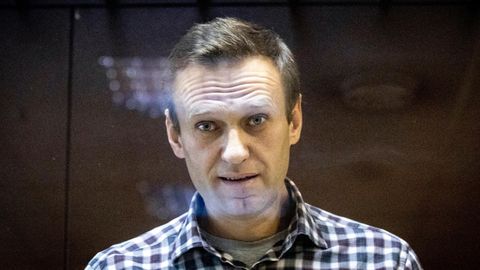 Alexej Nawalny, Oppositionsführer aus Russland, steht hinter einer Scheibe im Moskauer Bezirksgericht