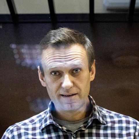 Alexej Nawalny, Oppositionsführer aus Russland, steht hinter einer Scheibe im Moskauer Bezirksgericht
