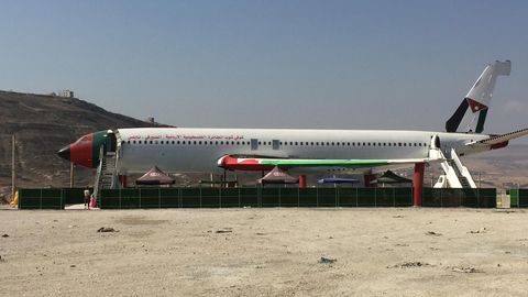 Die mit den palästinensischen und jordanischen Farben geschmückte Boeing 707 im Bergland von Nablus im Westjordanland soll ein Restaurant werden.
