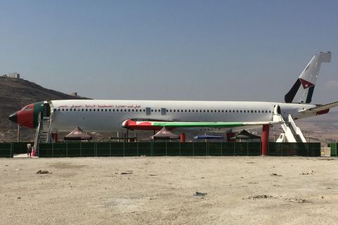 Die mit den palästinensischen und jordanischen Farben geschmückte Boeing 707 im Bergland von Nablus im Westjordanland soll ein Restaurant werden.