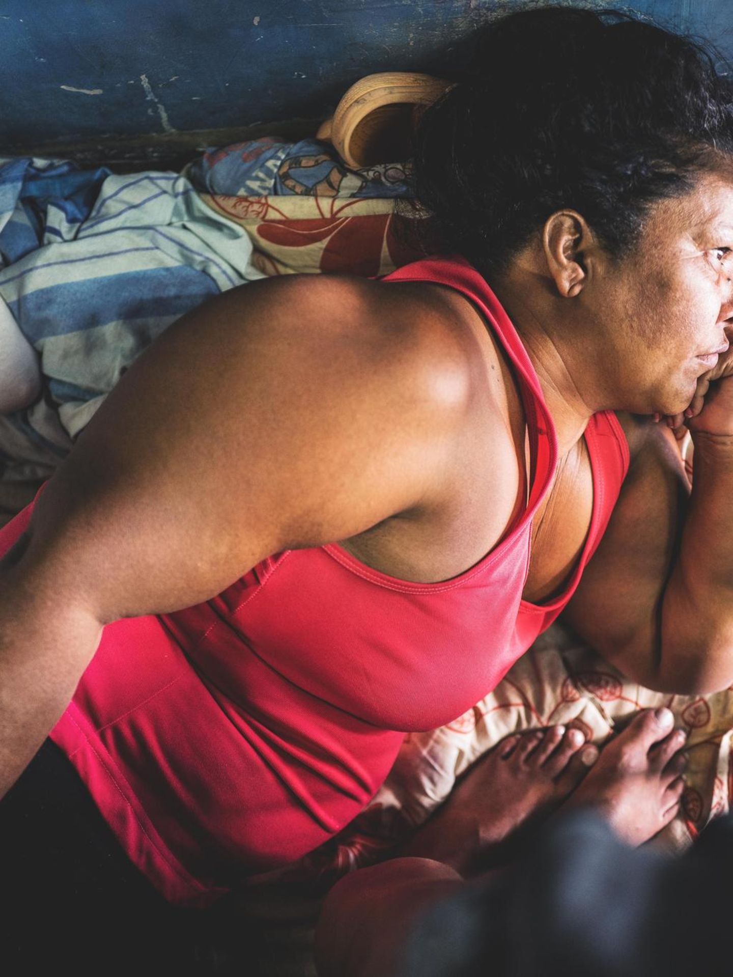 Eine Gefangene blickt durch eine Gittertür