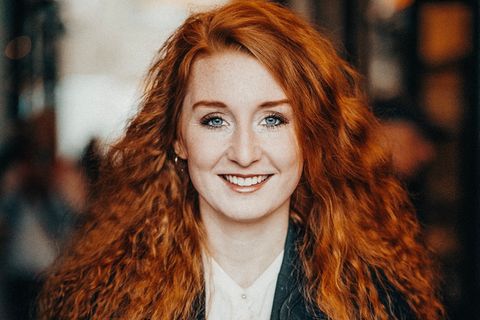 Die Hamburgerin Lena Jensen, eine hübsche junge Frau mit langen, roten Locken