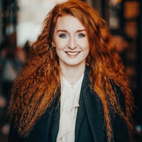 Die Hamburgerin Lena Jensen, eine hübsche junge Frau mit langen, roten Locken